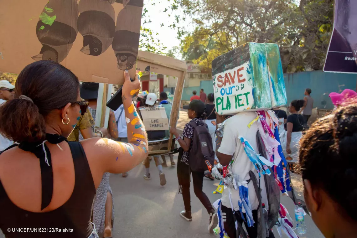 Un participant au festival de l&rsquo;&eacute;cologie arbore un d&eacute;guisement de carnaval avec la mention &laquo; Save our planet &raquo; (sauvez notre plan&egrave;te).