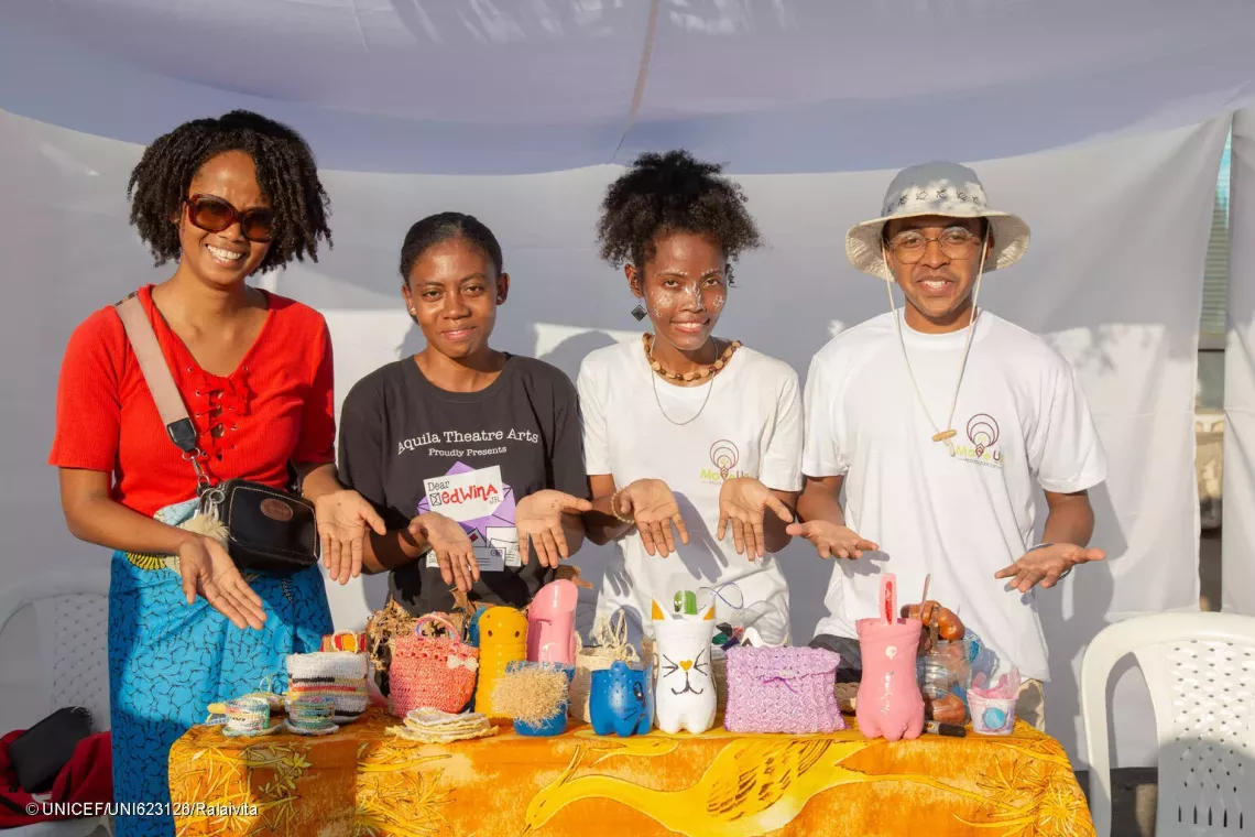 Victorine (troisi&egrave;me &agrave; partir de la gauche) et ses pairs exposent leurs produits fabriqu&eacute;s &agrave; partir de plastiques recycl&eacute;s dans leur stand, lors du festival de l&rsquo;&eacute;cologie.