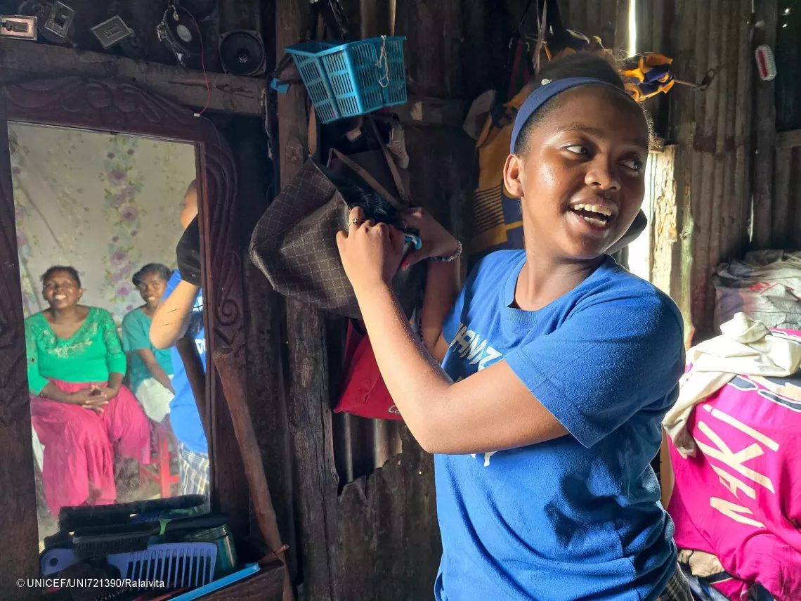 Soraya is having a conversation with her mother and Samira, the youngest, in their home. 