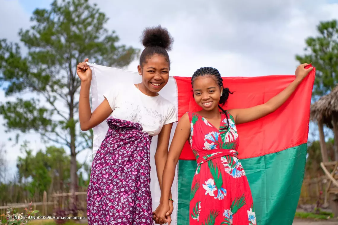 Portrait of Juliana (left) and Yolande, who came to participate in the listening group.