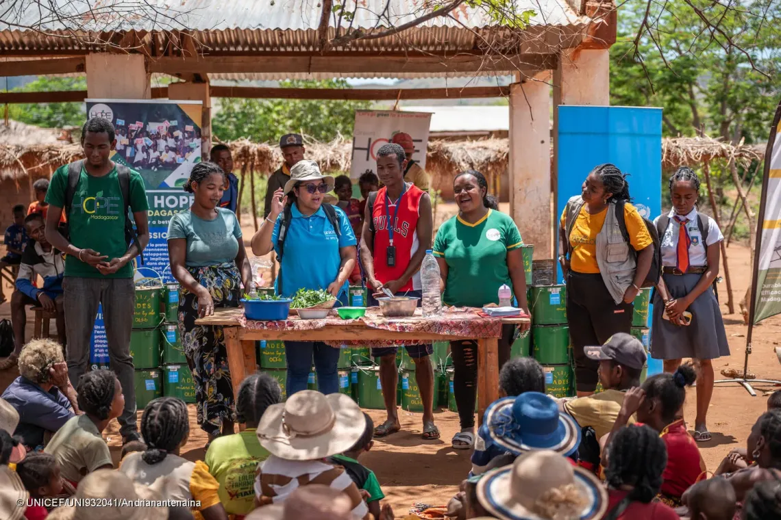 Ecovillage d&rsquo;Ankilitelo - Sitraka Randrembason, sp&eacute;cialiste en nutrition &agrave; l&rsquo;UNICEF, accompagn&eacute;e des partenaires, sensibilise la communaut&eacute; aux bonnes pratiques nutritionnelles avant la distribution des foyers am&eacute;lior&eacute;s.
