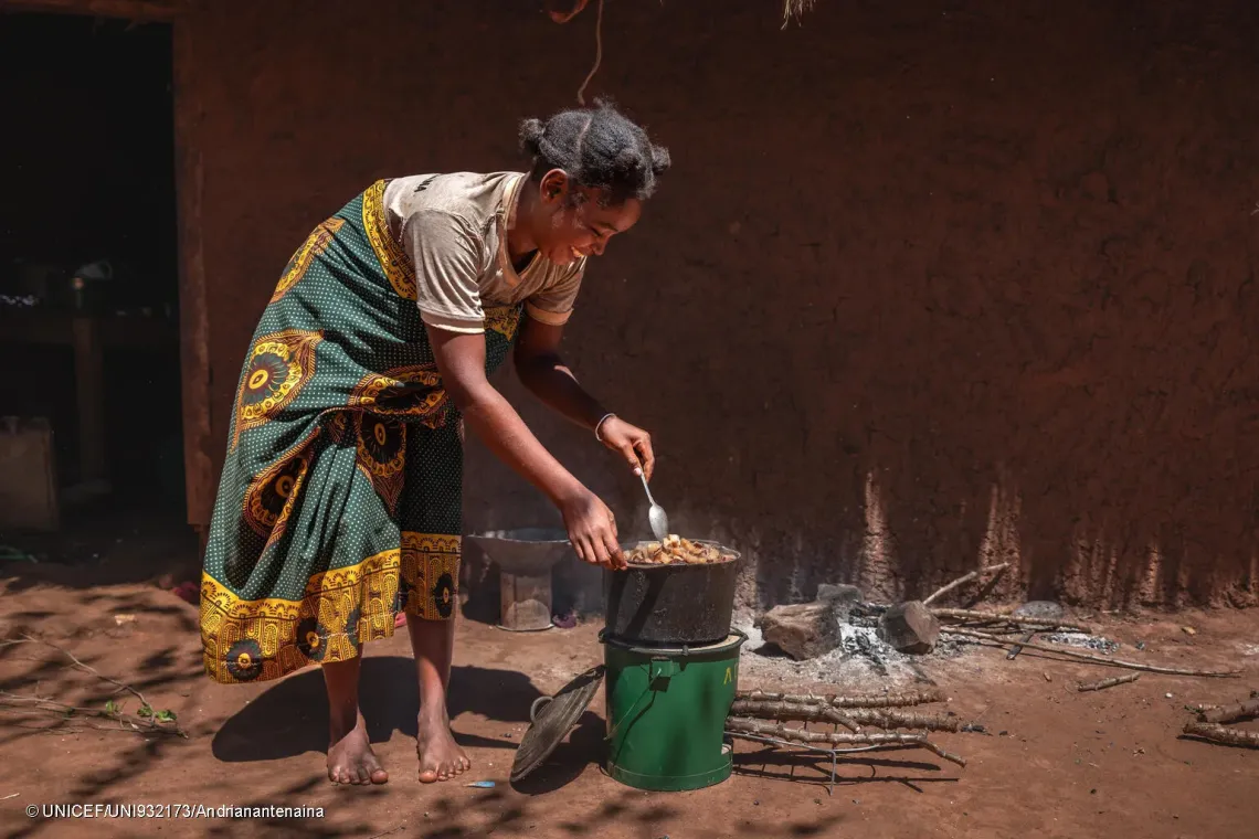 Parmi eux, Navoaky, m&egrave;re de trois enfants, pr&eacute;pare du manioc en utilisant le foyer am&eacute;lior&eacute;. &laquo; Apr&egrave;s l&rsquo;avoir essay&eacute;, j&rsquo;ai constat&eacute; qu&rsquo;il cuit plus rapidement et de mani&egrave;re plus homog&egrave;ne. Le manioc est m&ecirc;me meilleur au go&ucirc;t &raquo;, t&eacute;moigne-t-elle. 