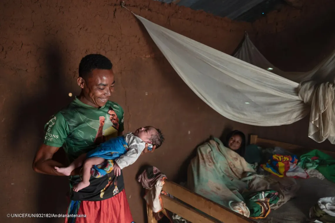 Faholo tient dans ses bras son enfant &acirc;g&eacute; de deux semaines, le regard rempli de fiert&eacute;. Sa famille a r&eacute;cemment re&ccedil;u un foyer am&eacute;lior&eacute;. &laquo; Nous sommes vraiment contents, cela nous aide beaucoup au quotidien &raquo;, confie-t-il, soulag&eacute; de pouvoir consacrer plus de temps &agrave; sa famille.