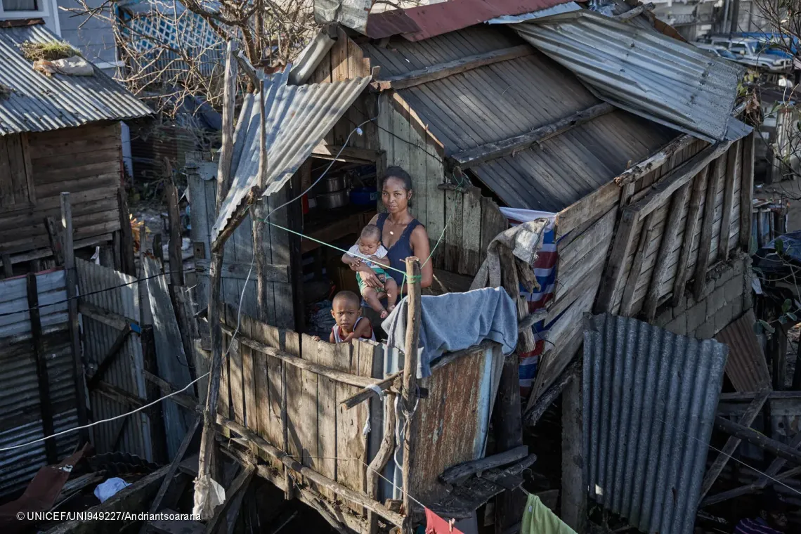 Chantale, Aina et Fiarena sur le balcon de leur maison partiellement d&eacute;truite par le cyclone.
