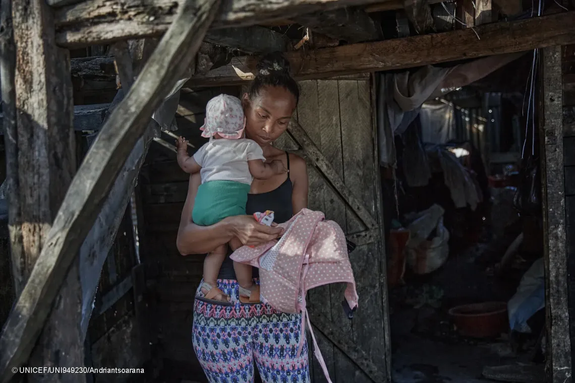 Chantale et son bebe se pr&eacute;pare pour sortir de leur cour.