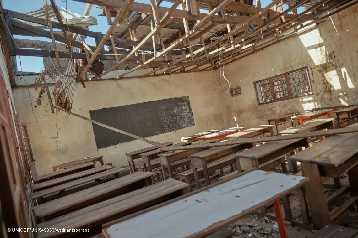 Une Salle de Classe au Coll&egrave;ge Augagneur, ravag&eacute;e suite au passage du cyclone Gezani.