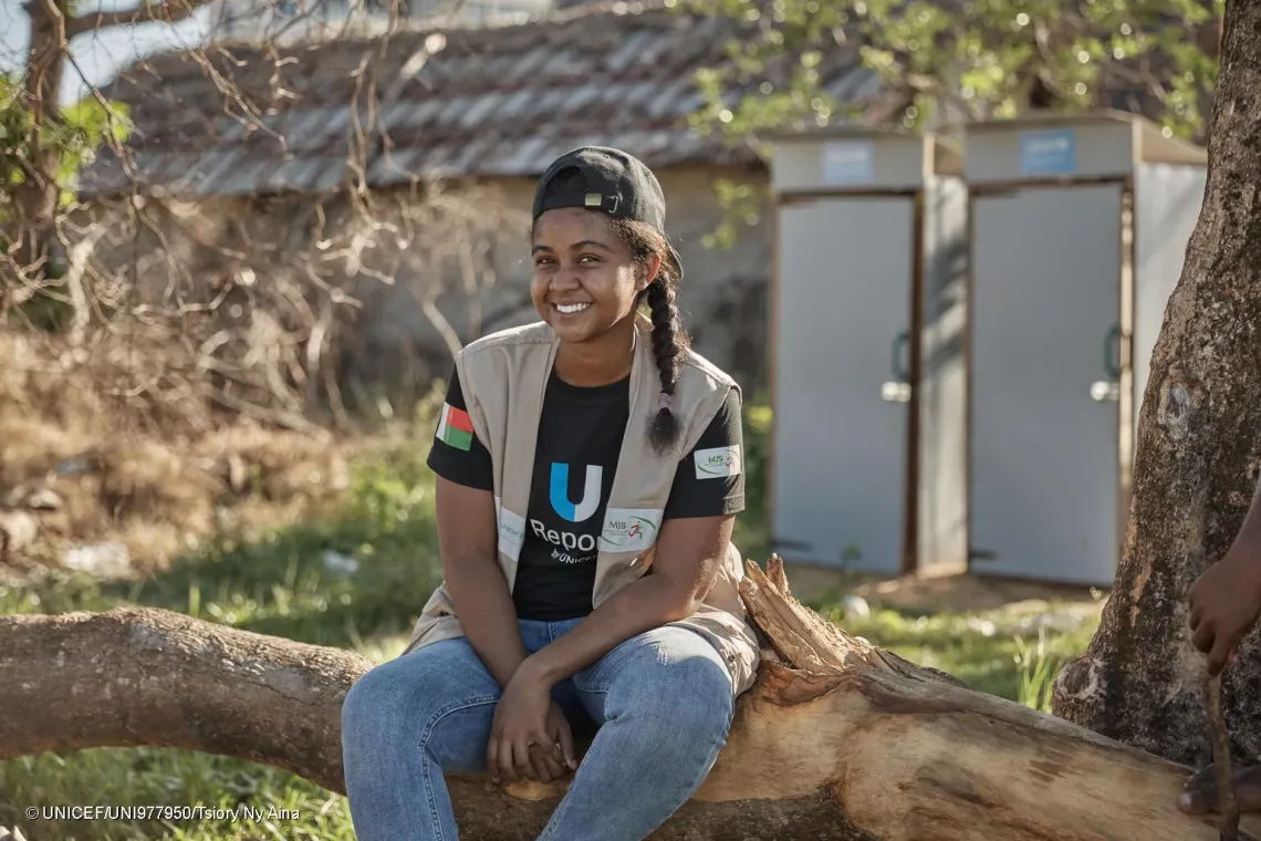 &laquo; En tant que scoute, je me suis engag&eacute;e &agrave; aider les autres et &agrave; servir mon pays. J&rsquo;appr&eacute;cie le lien que nous cr&eacute;ons avec les enfants, surtout de les voir gagner en confiance &raquo;, Hoby, 24 ans, animatrice et scoute. Elle est venue avec sept autres jeunes pairs &eacute;ducateurs.  