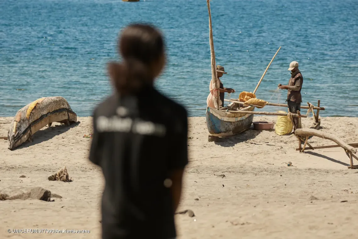 Photo de Fitia (nom modifi&eacute;), devant la plage situ&eacute;e en face du centre Vonjy.