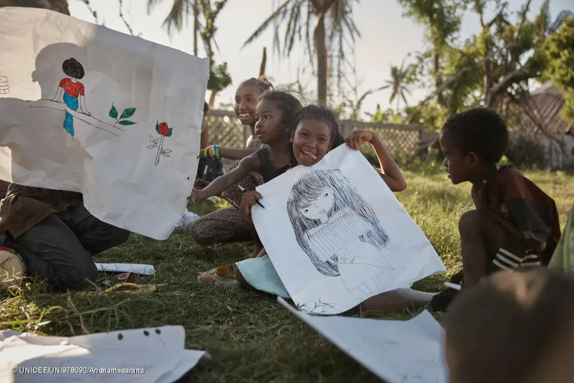 Angelica, 13 ans, montre fi&egrave;rement son dessin, assise sur l&rsquo;herbe avec d&rsquo;autres enfants dans l&rsquo;espace Sahan&rsquo;ny Ankizy.