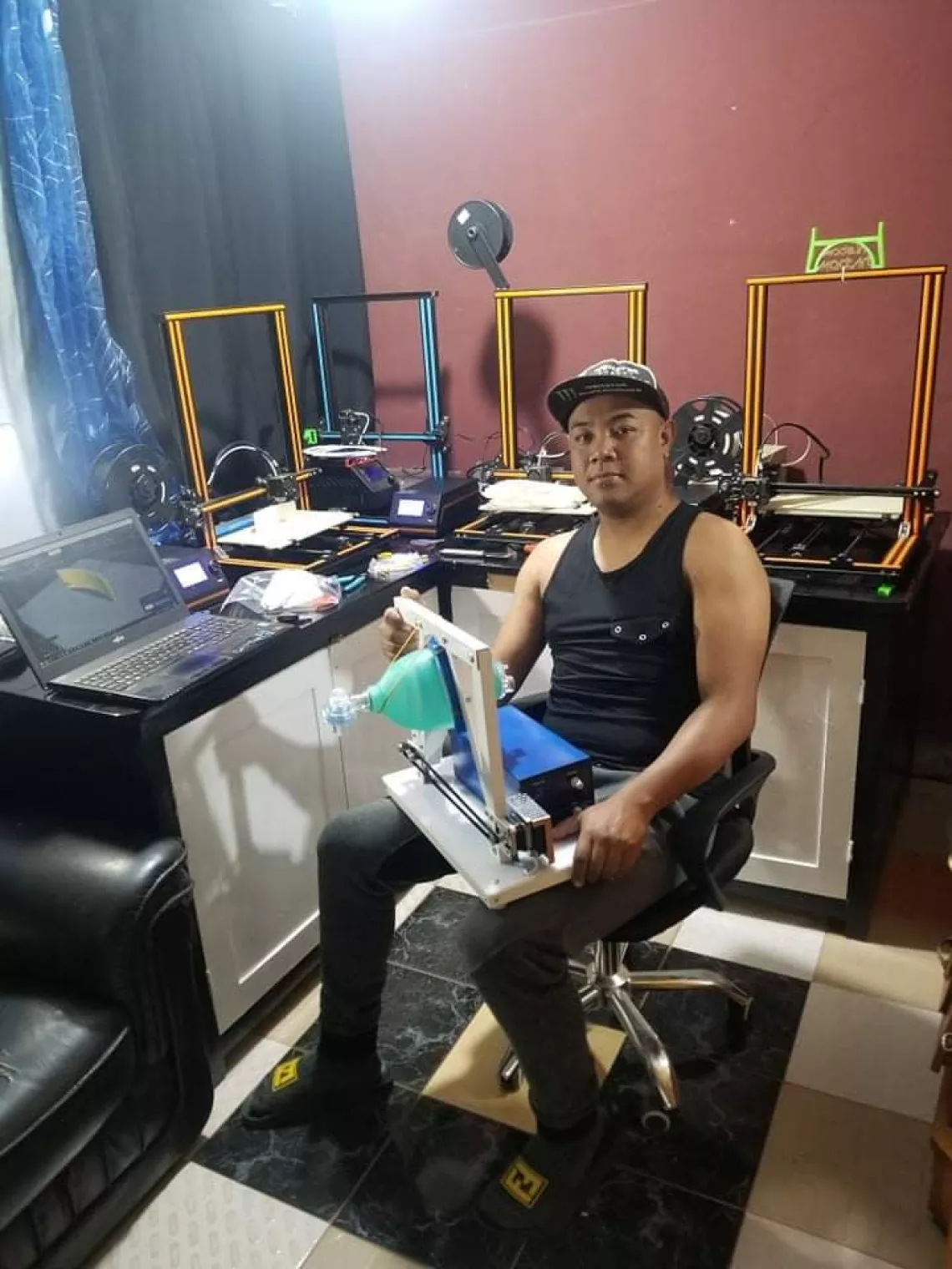 Tanjona pose fi&egrave;rement avec son invention 