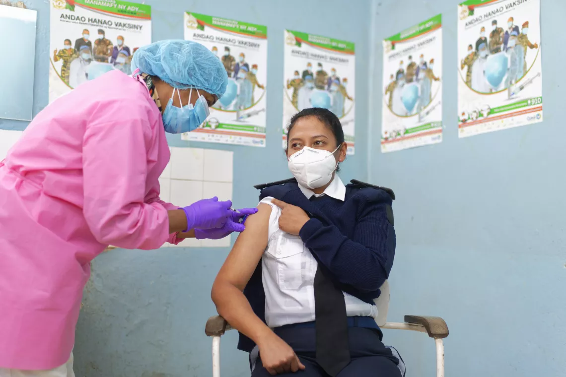 Baovola, &eacute;l&egrave;ve commissaire re&ccedil;oit son vaccin