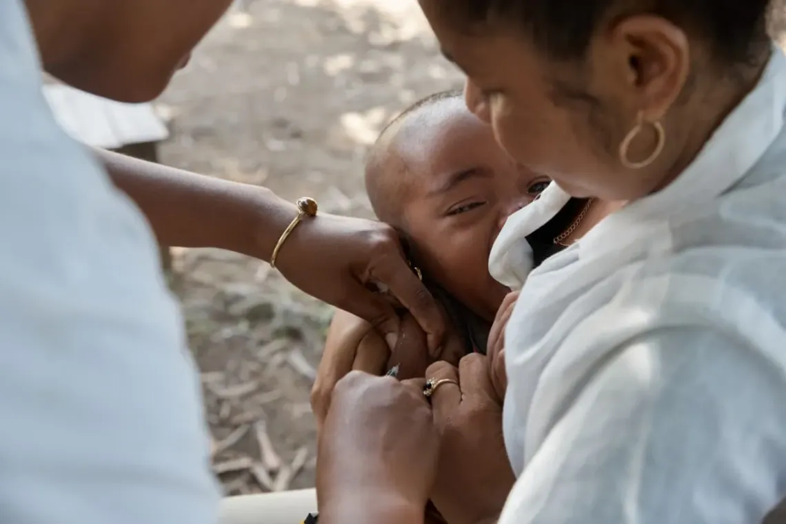 Zafrine 28 ans et son fils Wendjino 17 mois vaccin&eacute; contre la rougeole et a re&ccedil;u une dose en vitamine A lors de la campagne de vaccination int&eacute;gr&eacute;e &agrave; l&rsquo;EPP Mahambo. 