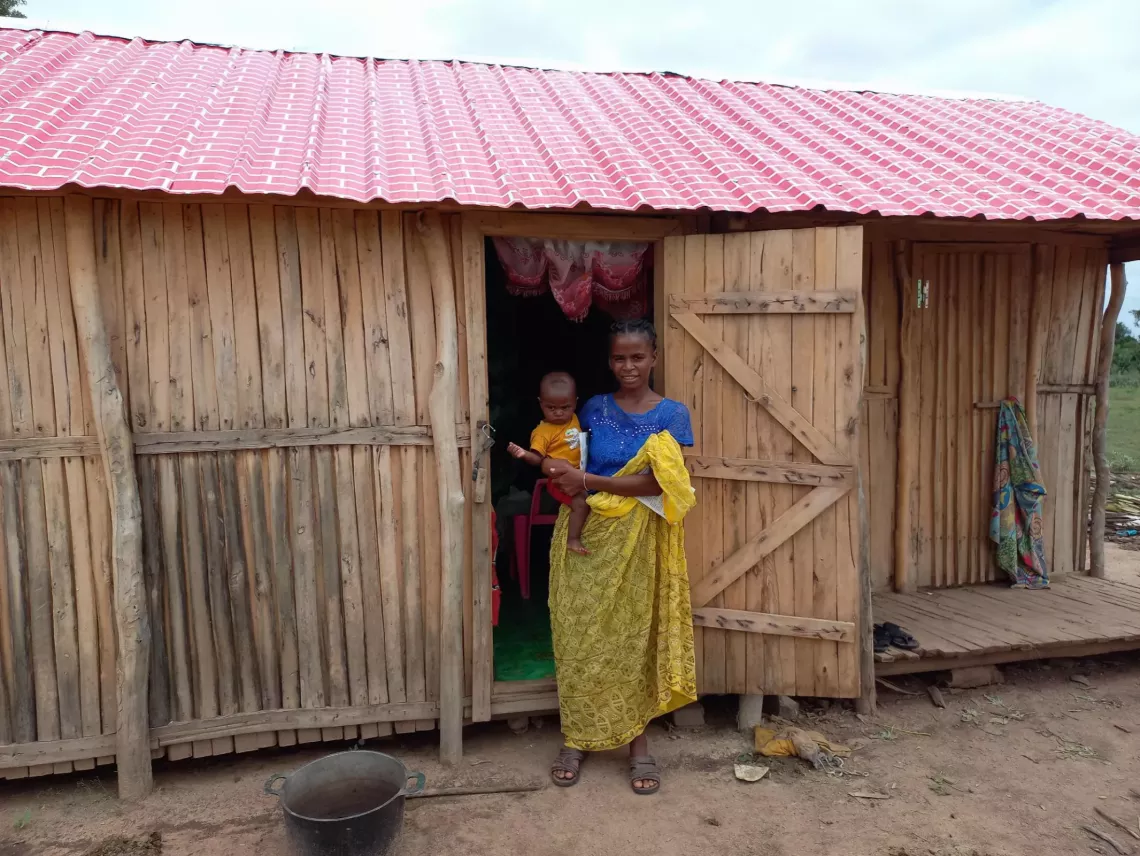 HAOVA Tahirize et son fils devant sa maison qu&rsquo;elle a construit gr&acirc;ce au programme Zara Mira