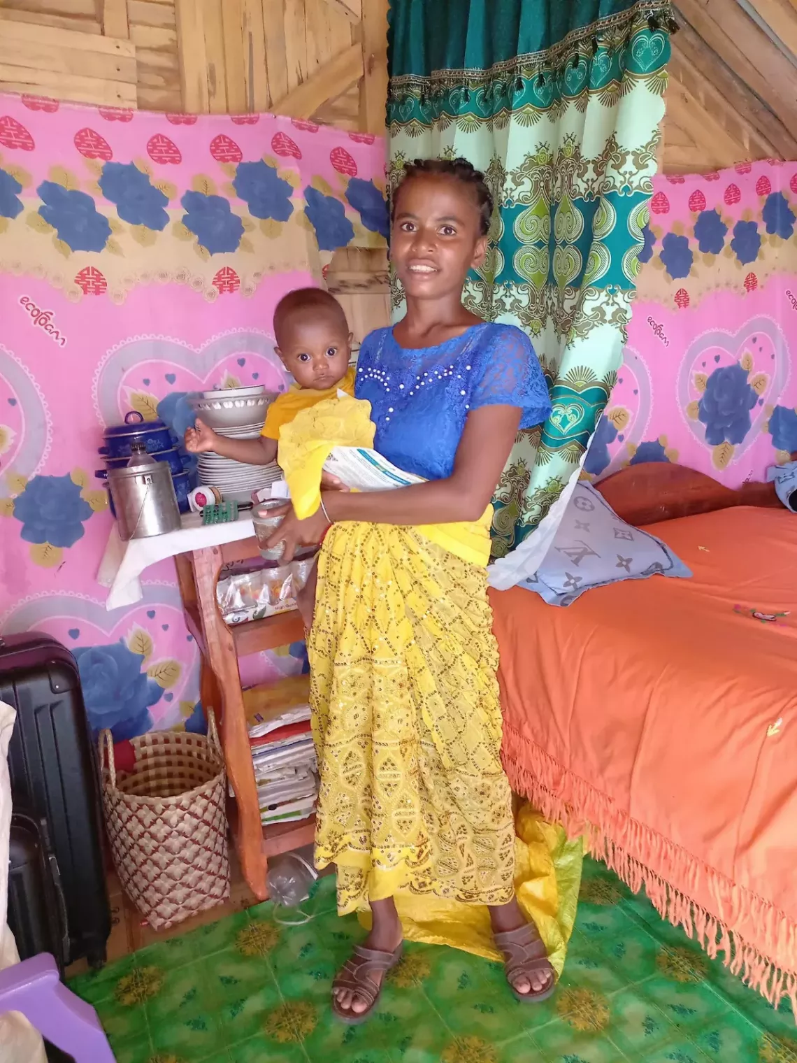 HAOVA Tahirize et son fils dans sa maison qu&rsquo;elle a construit