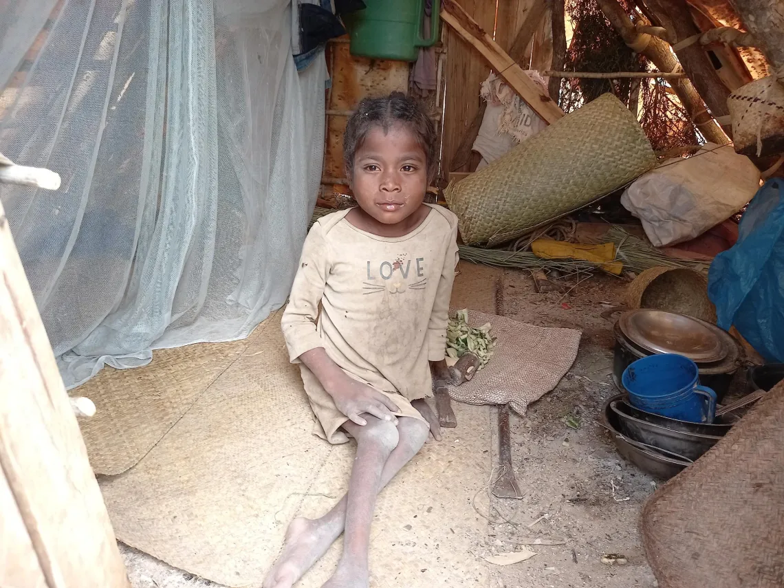 Tenasoa fille de Miza Razia. Elle a 14 ans et elle n&rsquo;est jamais all&eacute;e &agrave; l&rsquo;&eacute;cole. Elle est devenue handicap&eacute;e car elle n&rsquo;a pas &eacute;t&eacute; vaccin&eacute;. Malgr&eacute; son &eacute;tat, elle arrive &agrave; travailler sur le site mica en rampant. Elle appara&icirc;t eue deux kg par jour et l&rsquo;argent qu&rsquo;elle gagne compl&egrave;te sa nourriture quotidienne.
