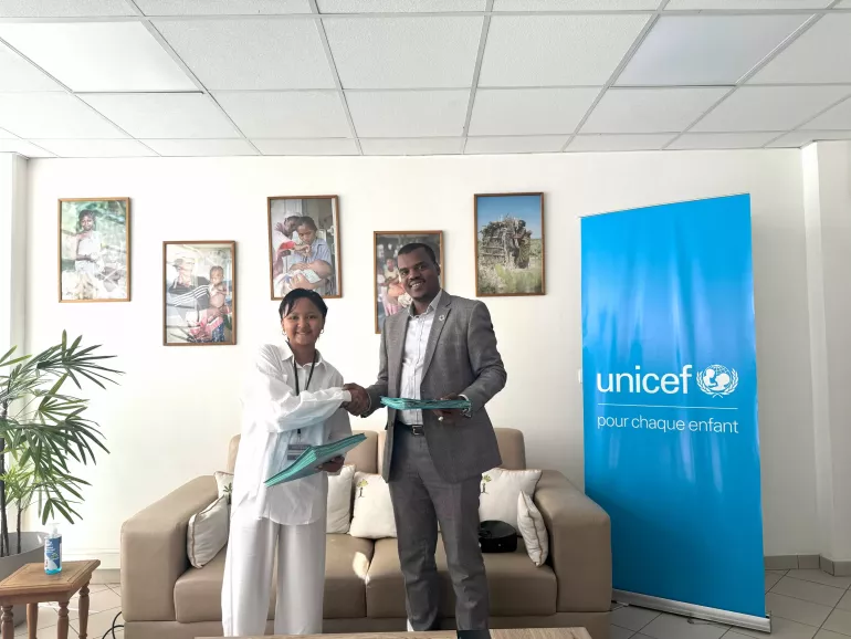 C&eacute;r&eacute;monie de signature contrat Fy, Youth Advocate 