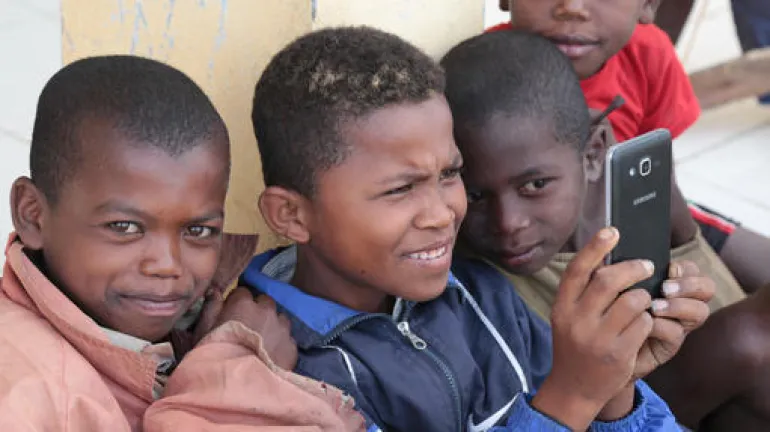 Des enfants de la campagne d&eacute;couvrant la technologie mobile