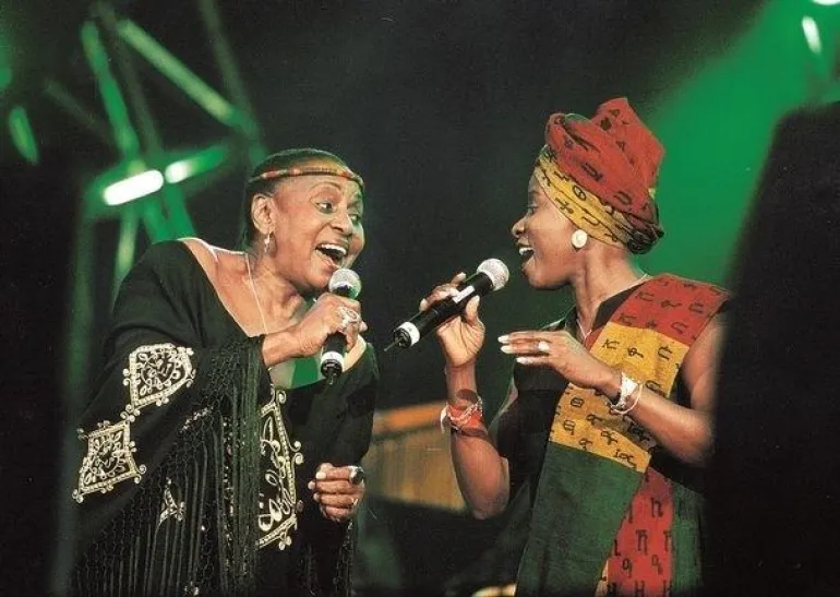 Mariam Makeba et Angelique Kidjo interpretent Pata Pata ensemble