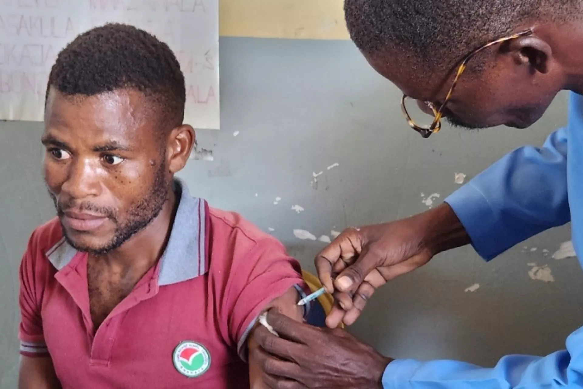 Gabriel Mbonongo administering JJ vaccine to Moses Kachiwala &copy;UNICEF Malawi/2024/Katsilizeni