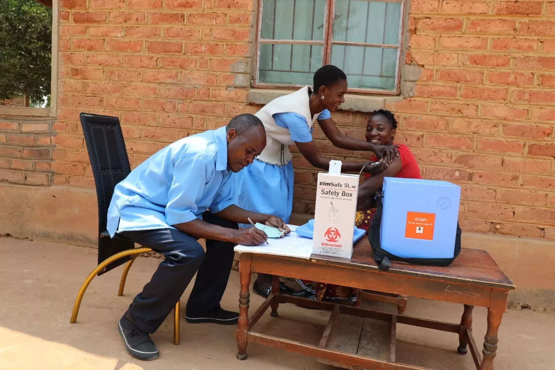 A team of health workers under Enukweni health centre in Mzimba, Northen Malawi going door-to-do the give the COVID-19 vaccination. Photo: &copy; UNICEF /Given Chichitike/2024