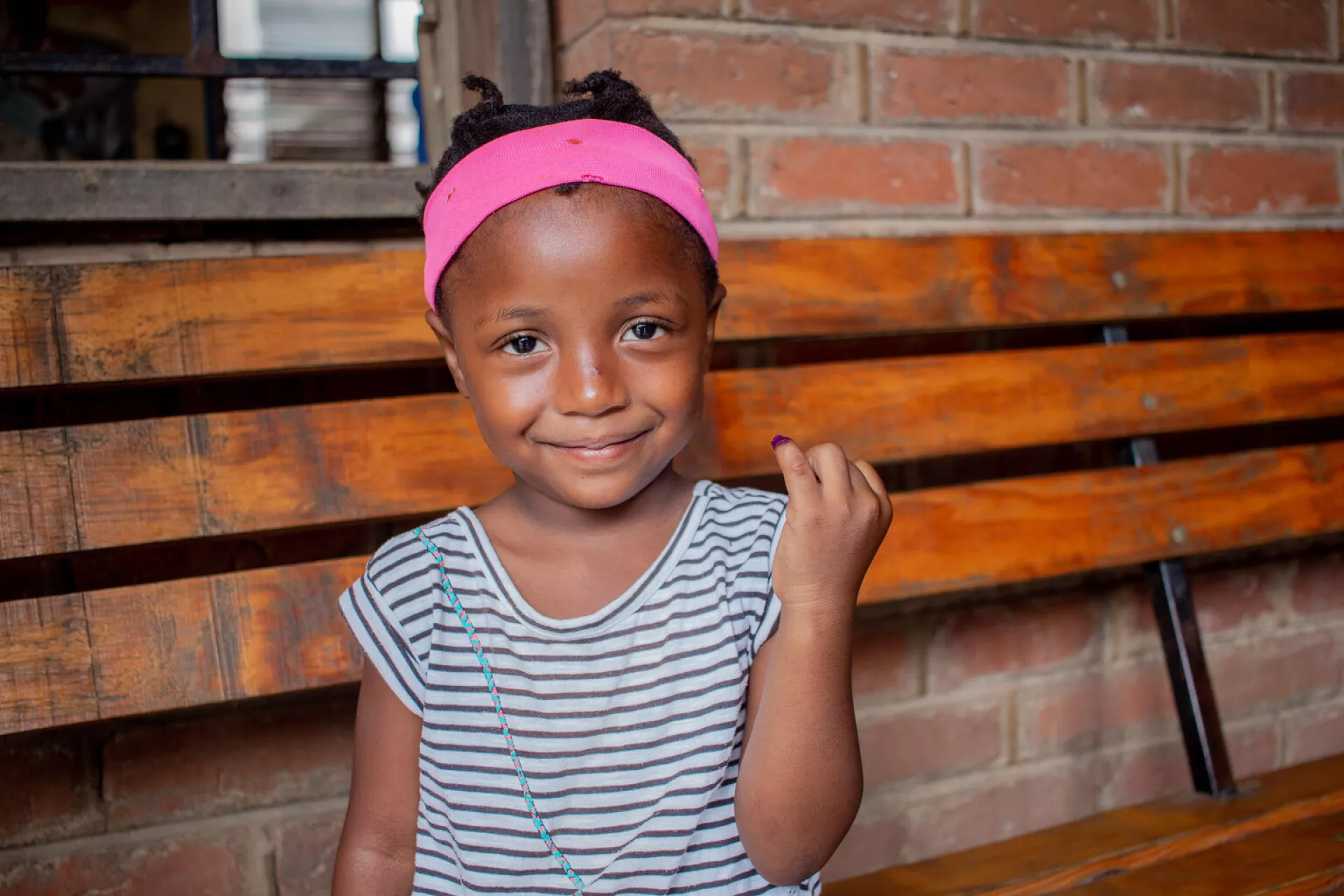 Girl gets polio vaccine