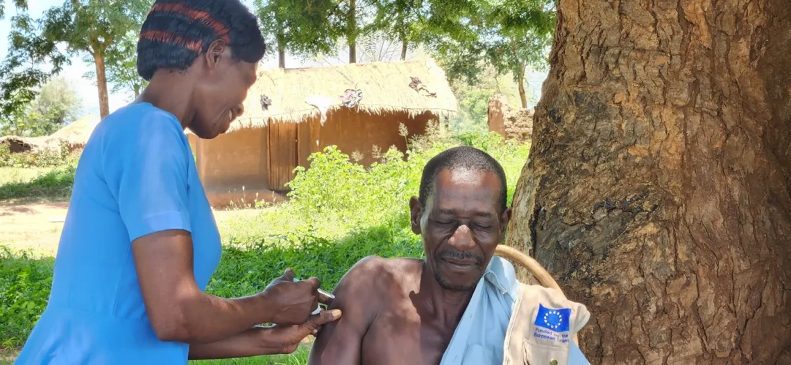 Christna Bamusi, HSA, administering vaccine to GVH, Mwakhundi 1 in Salima district 