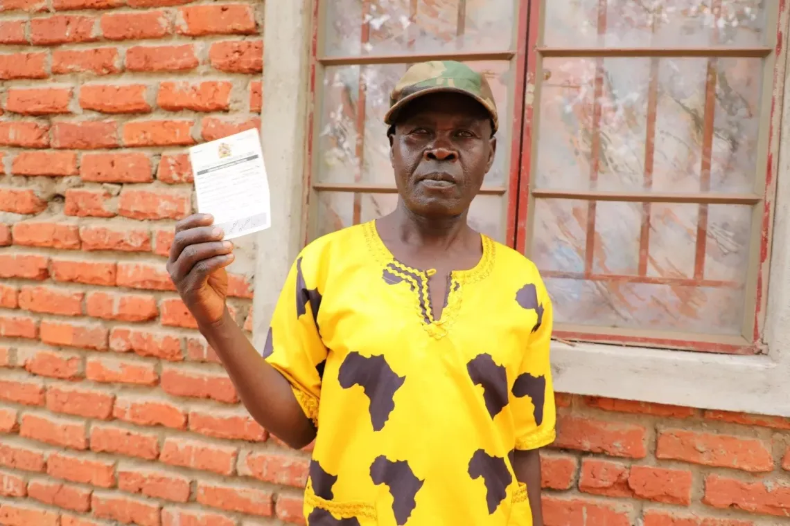 Community activist Rogers Vumu conducted door-to-door dialogue sessions with fellow communities that raised demand for the COVID-19 vaccine in his area. Photo: &copy; UNICEF Malawi/Given Chichitike/2024