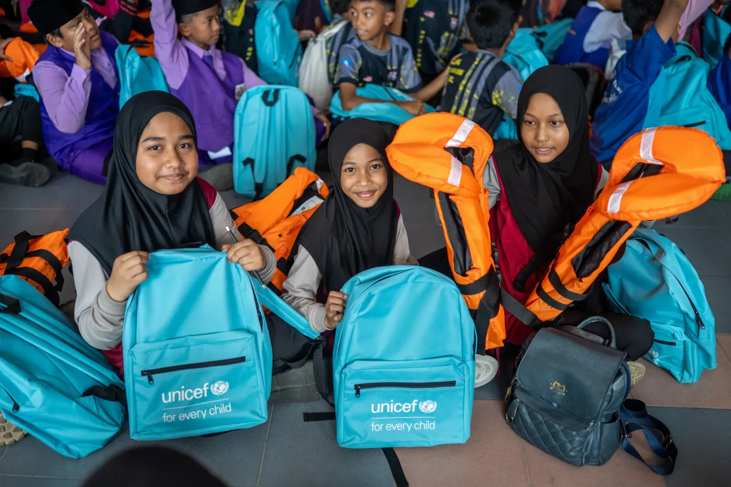 Schoolchildren in Kelantan Malaysia with their UNICEF emergency go bag