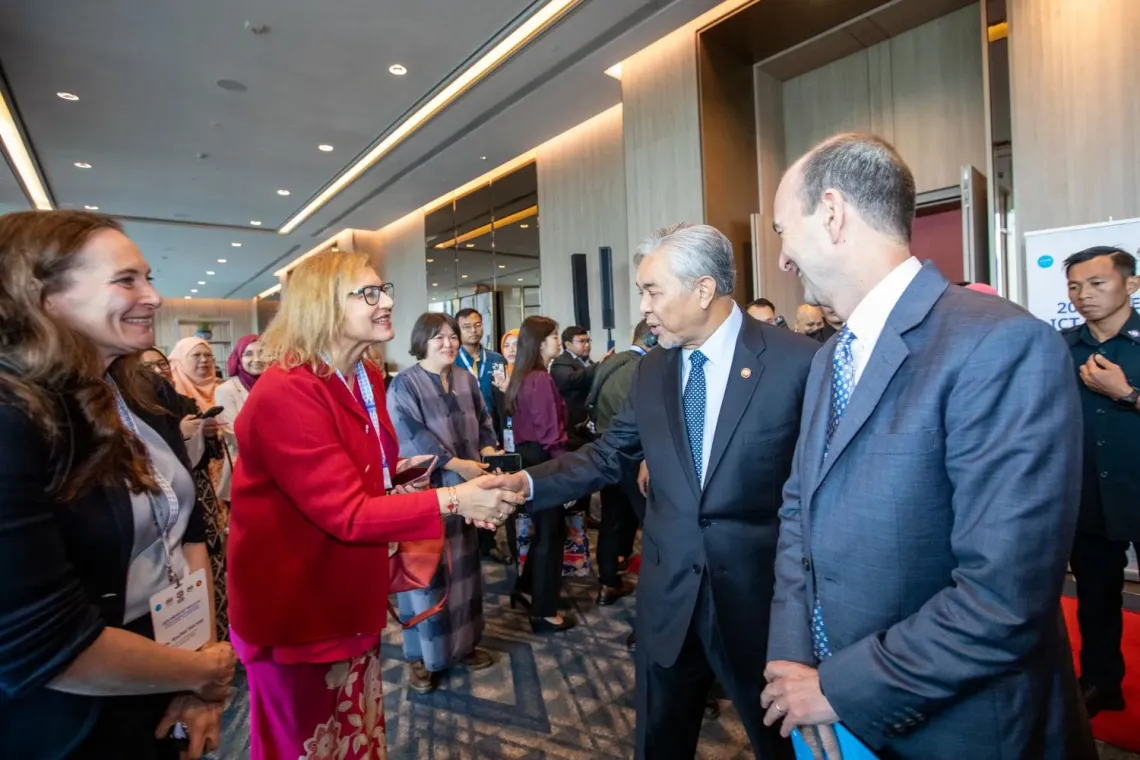 Deputy PM of Malaysia shakes hands with UNICEF Deputy Representative