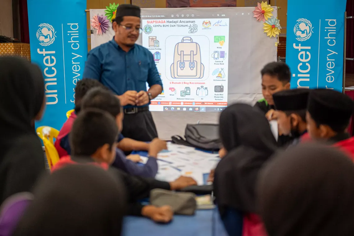 Students participate in the emergency backpack game, eager to select essential items for a disaster-ready backpack. This engaging activity not only teaches children the importance of preparedness but also inspires them to ensure their families have emergency backpacks ready for upcoming floods.