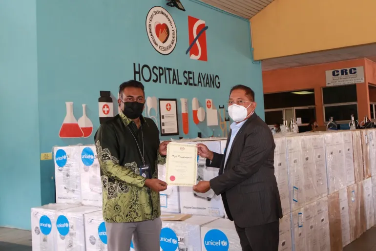 Dr Rashed hands over supplies to Hospital Selayang