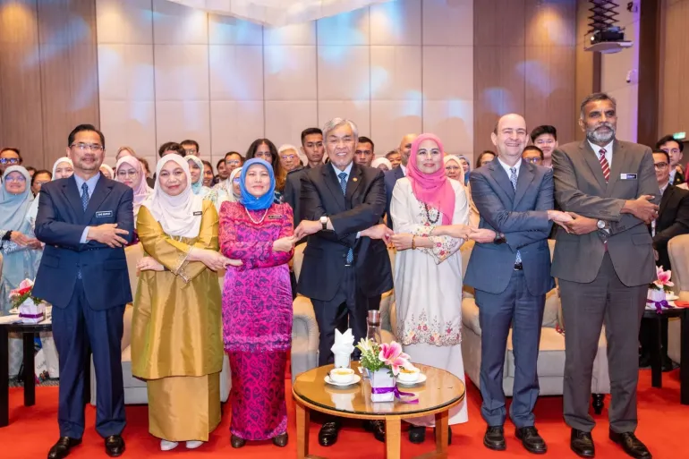 VIPs at the ASEAN ICT Forum including KPWKM Minister and Deputy PM link hands.