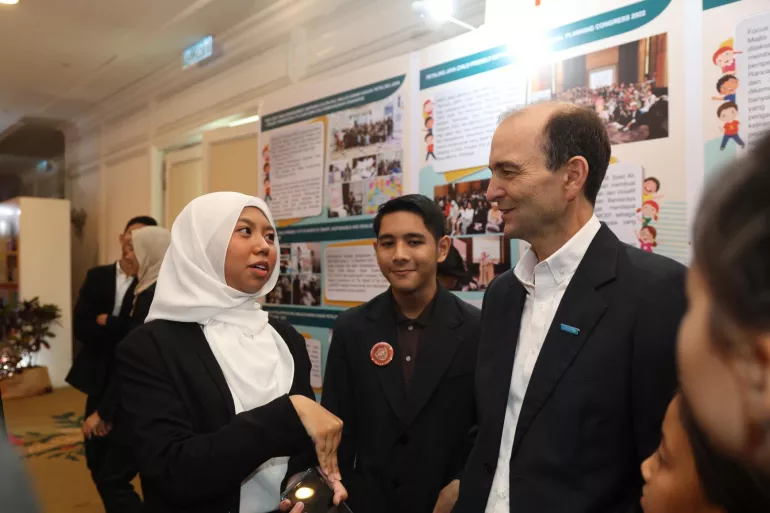 UNICEF Representative engages with a young person at the CFCI recognition event.