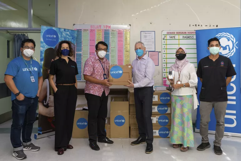 UNICEF staff handover medical eduipment to hospital in Sabah