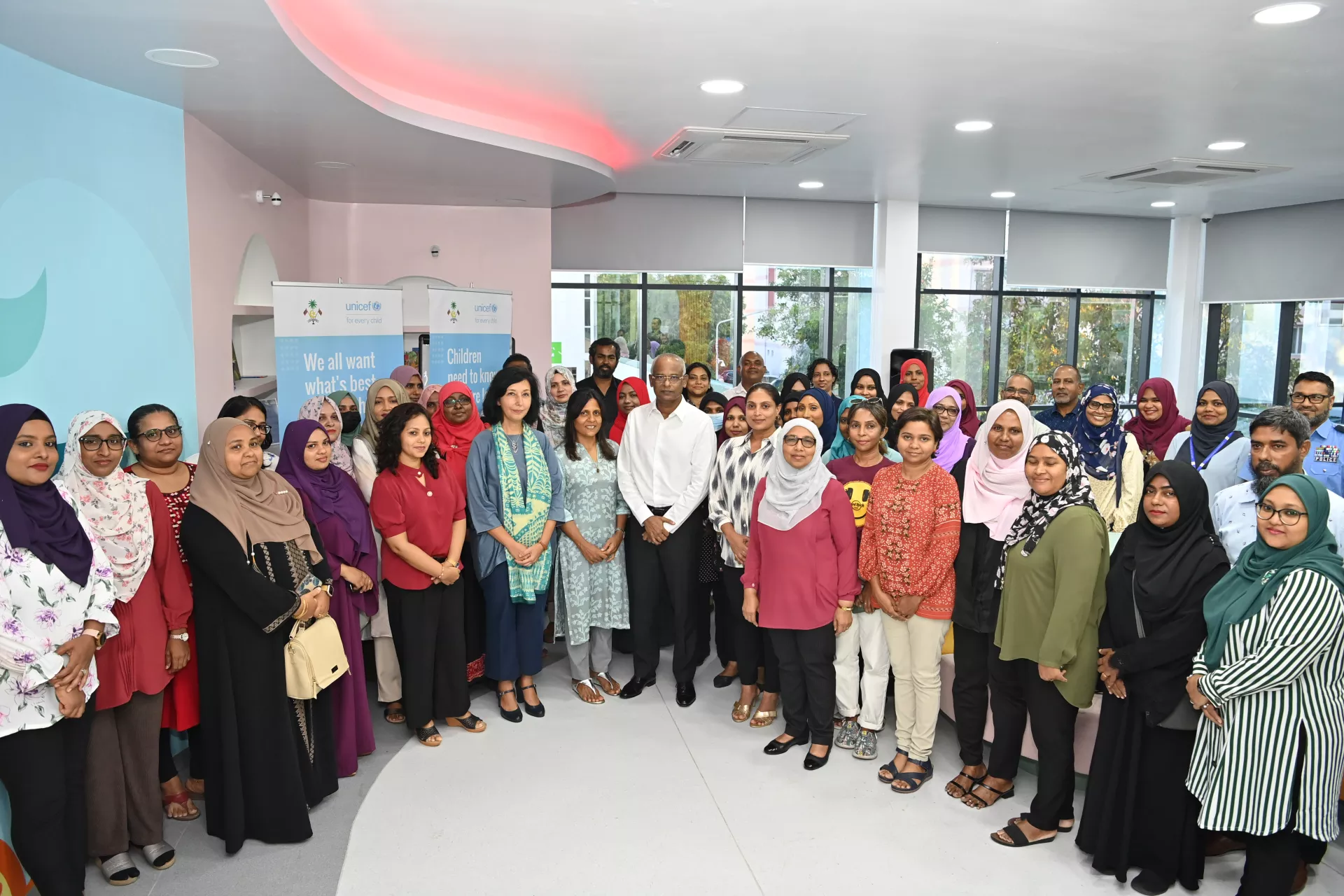 President of the Maldives, the First Lady, Ministers for Education and Gender, UNICEF Representative and parents posing for a photo