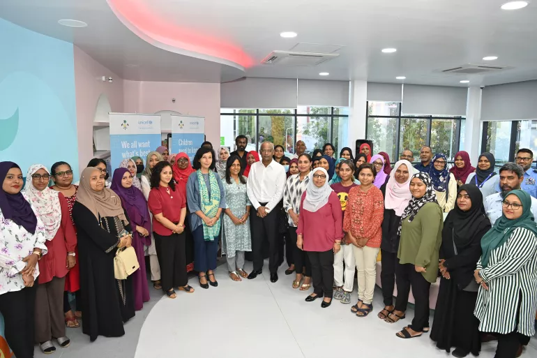 President of the Maldives, the First Lady, Ministers for Education and Gender, UNICEF Representative and parents posing for a photo