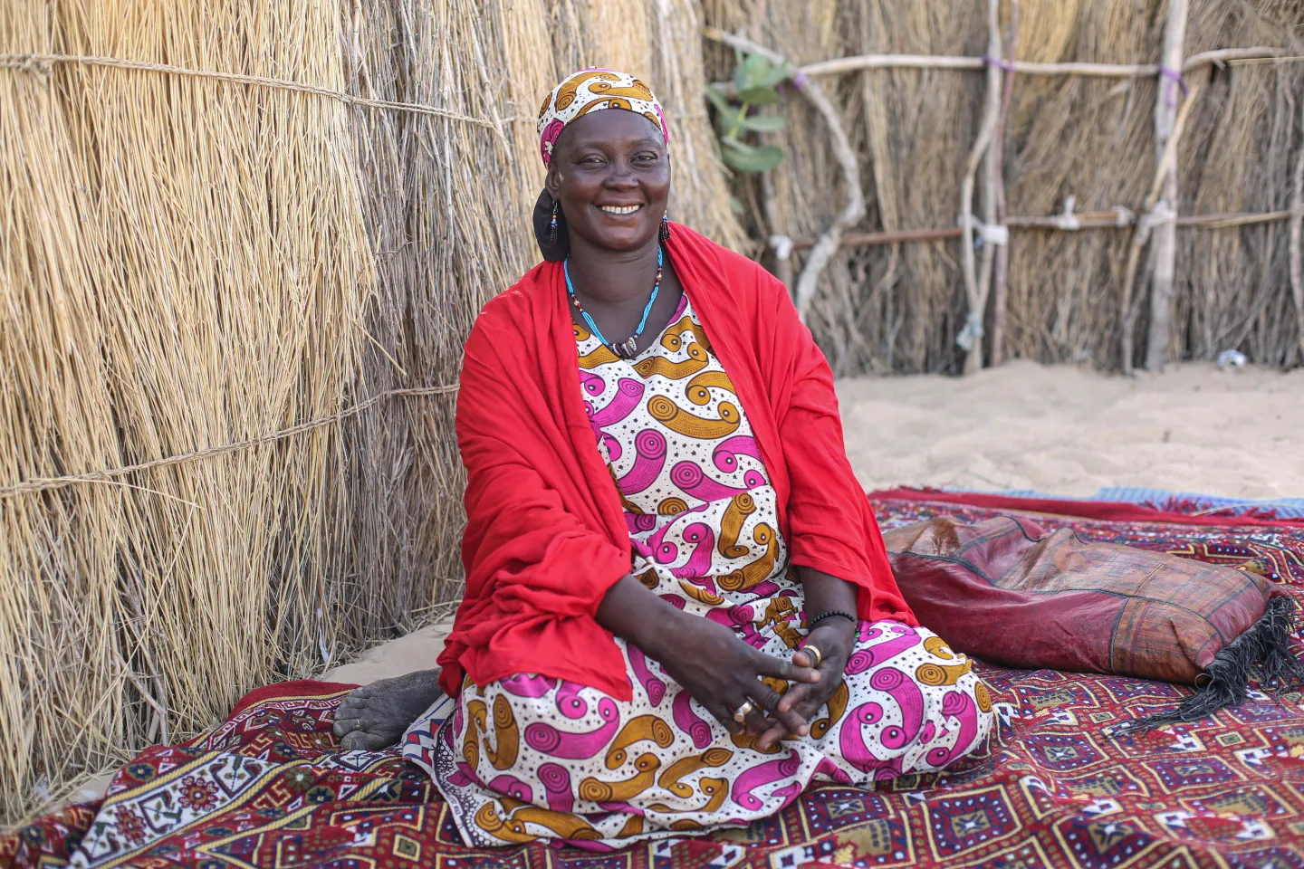 Portrait de Aissata dans sa cour familiale. Elle a perdu son dernier enfant car elle n'avait pas fait la vaccination contre le T&eacute;tanos.''Mon accouchement a &eacute;t&eacute; effectu&eacute; par une accoucheuse traditionnelle, je n'ai pas fait de vaccination ni de CPN.Trois jours apr&egrave;s mon accouchement j'ai perdu mon enfant.Les docteurs m'ont fait savoir que l'enfant a &eacute;t&eacute; victime du T&eacute;tanos.''