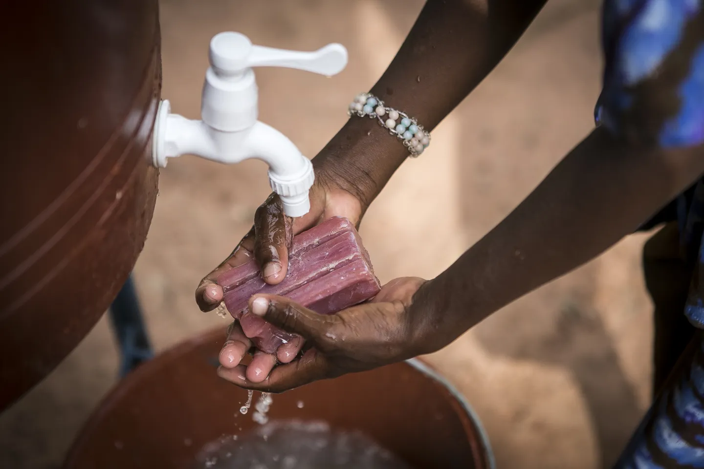 Assana Coulibaly, 9 years, has been integrated into Nankorola village school, in the circle of Koutiala with a 2 years later than she should have started school. Thanks to ONG RAC support and the School Management Committee of his village, she is preparing to start her second grade. &ldquo;I learned at my first grade that handwashing with water and soap can protect us from disease, so now I do it regularly&rdquo;. Thanks to the support of the Korea International Cooperation Agency (KOICA), UNICEF and NGO partner RAC ha