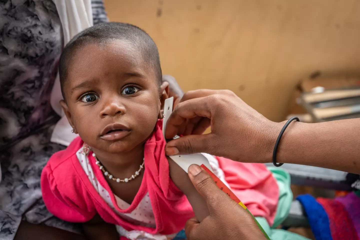 Fatoumata, 10 mois, se fait prendre le p&eacute;rim&egrave;tre brachial pour detecter la malnutrition.