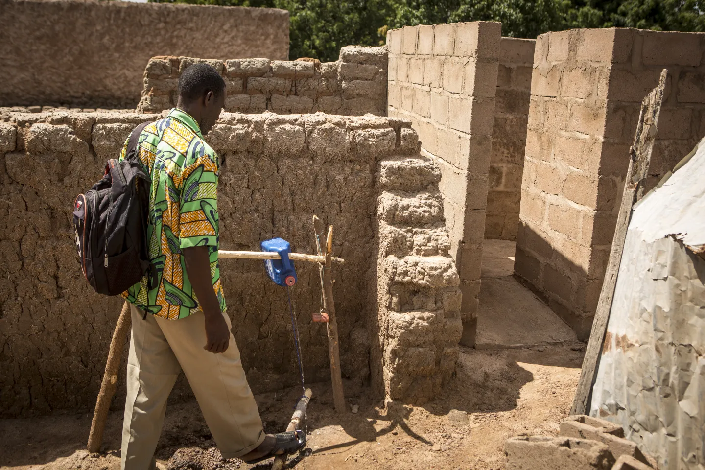 Salif Demb&eacute;l&eacute; pr&eacute;sident du CSCom et relais communautaire, lors d&rsquo;une s&eacute;ance de sensibilisation de porte en porte, afin de sensibiliser les m&eacute;nages sur l&rsquo;importance de se laver les mains au savon et la promotion des bonnes pratiques d&rsquo;hygi&egrave;ne. Village de Soungoumba, commune rurale de Koningu&eacute;, r&eacute;gion de Sikasso, Mali, Octobre 2019