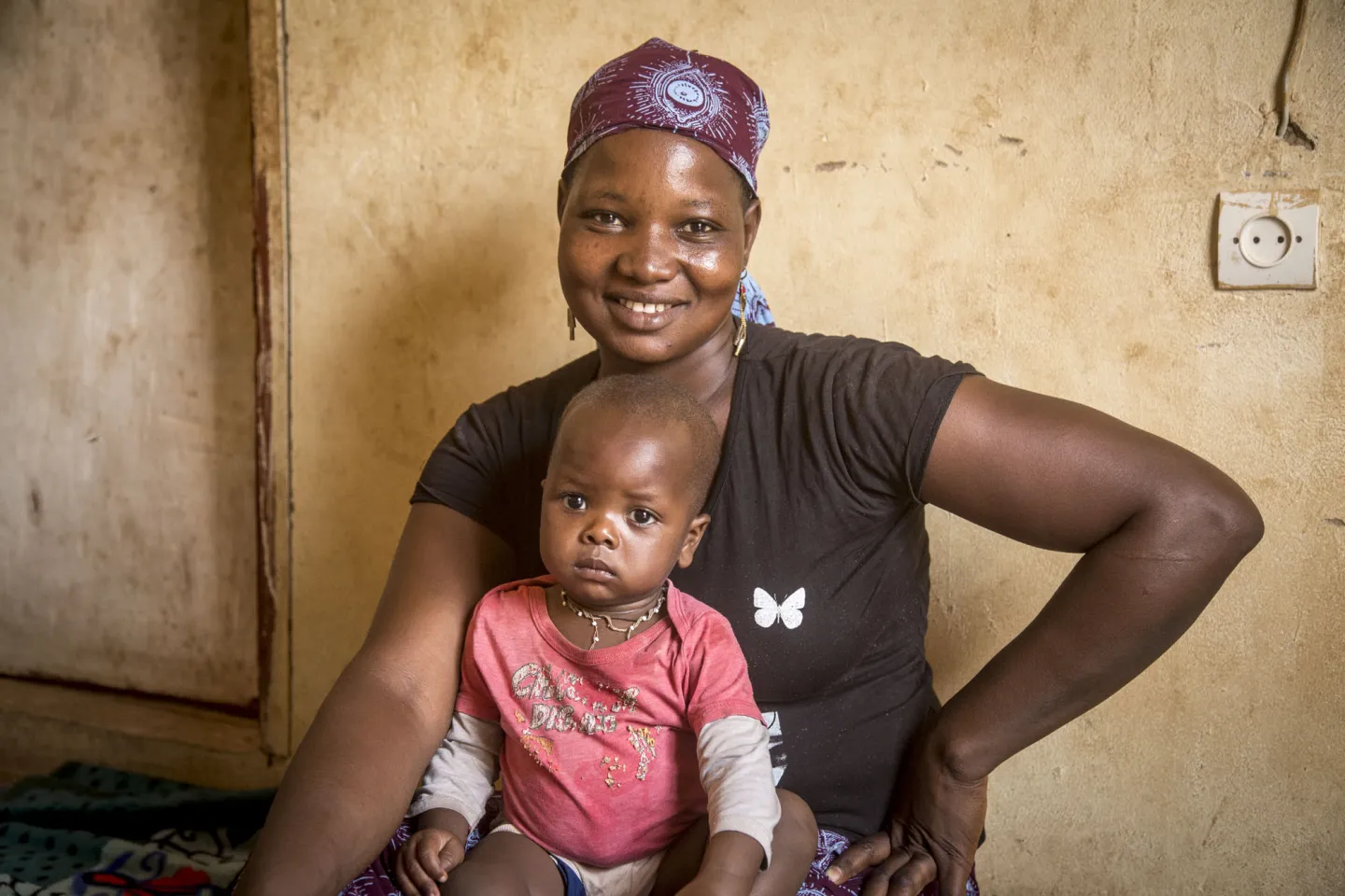  Fatoumata Toungara avec son enfant Aboubacar Bah, &acirc;g&eacute; de 9 mois, qui vient de gu&eacute;rir de la rougeole gr&acirc;ce &agrave; une r&eacute;ponse rapide du centre de sant&eacute; local et &agrave; un traitement ad&eacute;quat.