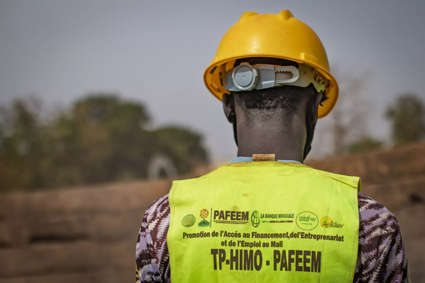 In the Komoguel 2 neighborhood of Mopti, young volunteers are cleaning streets and health centers as part of the Labor-Intensive Public Works (LIPW) program. This initiative is supported by the PAFEEM project, which provides temporary employment opportunities for youth through community activities such as drain clearing, school cleaning, and reforestation.