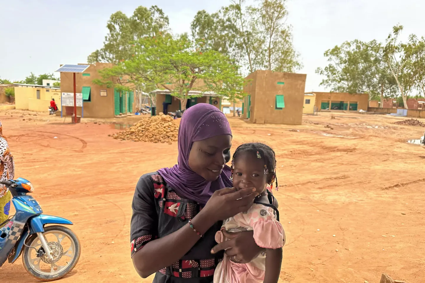 Sanata, une m&egrave;re de 25 ans, ici au CsCom de Bla entrain de jouer avec sa derni&egrave;re fille Lalaicha, 13 mois.