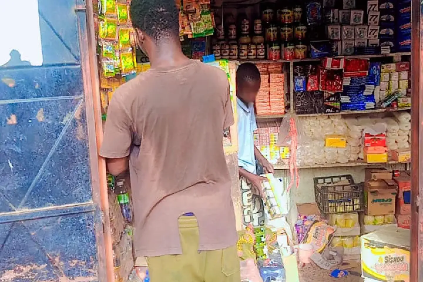 Issa devant sa petite boutique