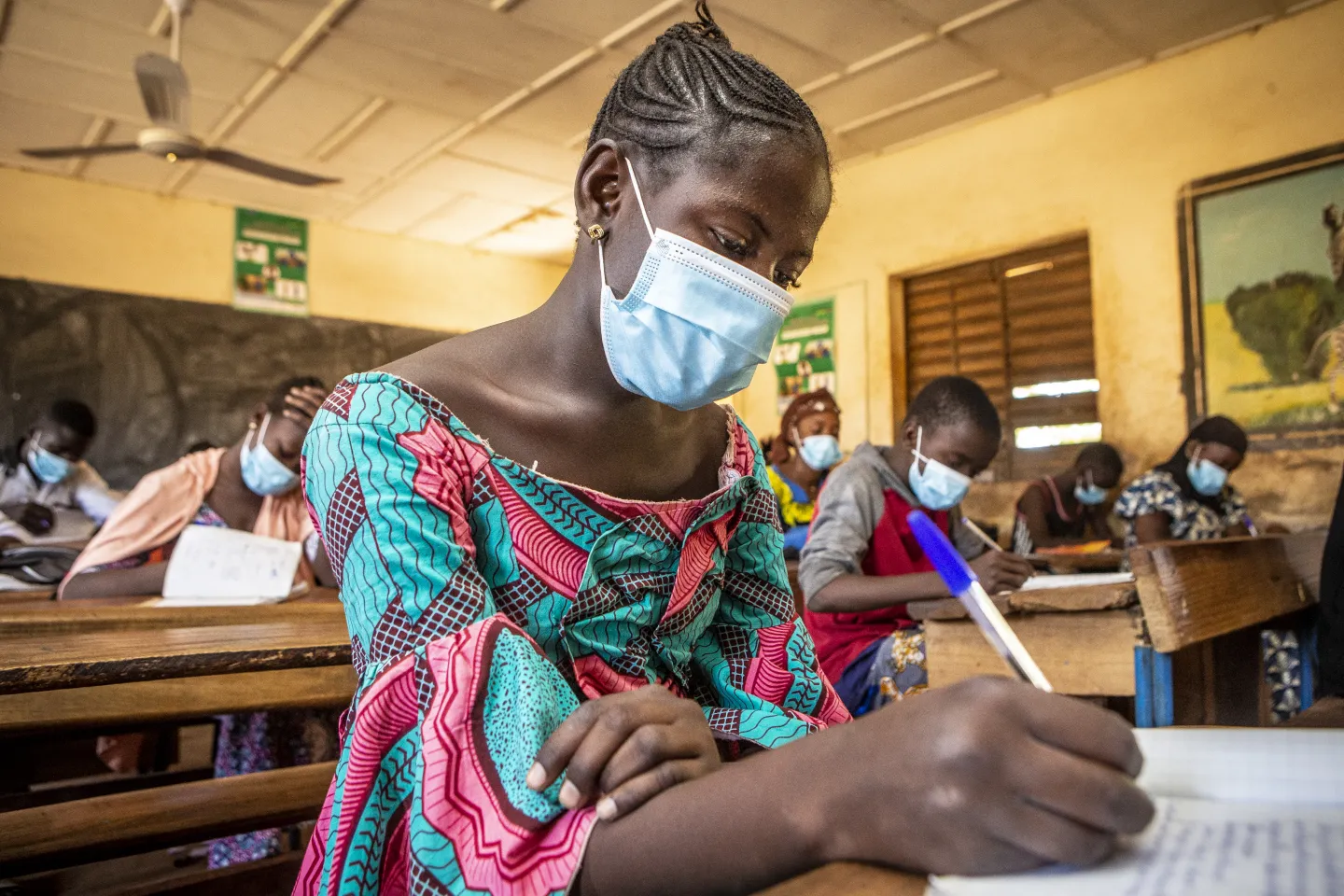 Aichata Togo 15 ans en salle de classe lors des examens du DEF. Le respect des mesures barri&egrave;res notamment le port du masque est obligatoire. Grace au soutien de l&rsquo;UNICEF et de ses partenaires, les enfants ont pu retrouver le chemin de l&rsquo;&eacute;cole pour passer leurs examens de fin d&rsquo;ann&eacute;e ou poursuivre le programme scolaire 2019-2020 dans des conditions respectant les mesures barri&egrave;res. En effet, avec l&rsquo;appui de l&rsquo;UNICEF et de ses partenaires, le Minist&egrave;re de l&rsquo;&Eacute;ducation Nationale a pu fournir les dispositifs