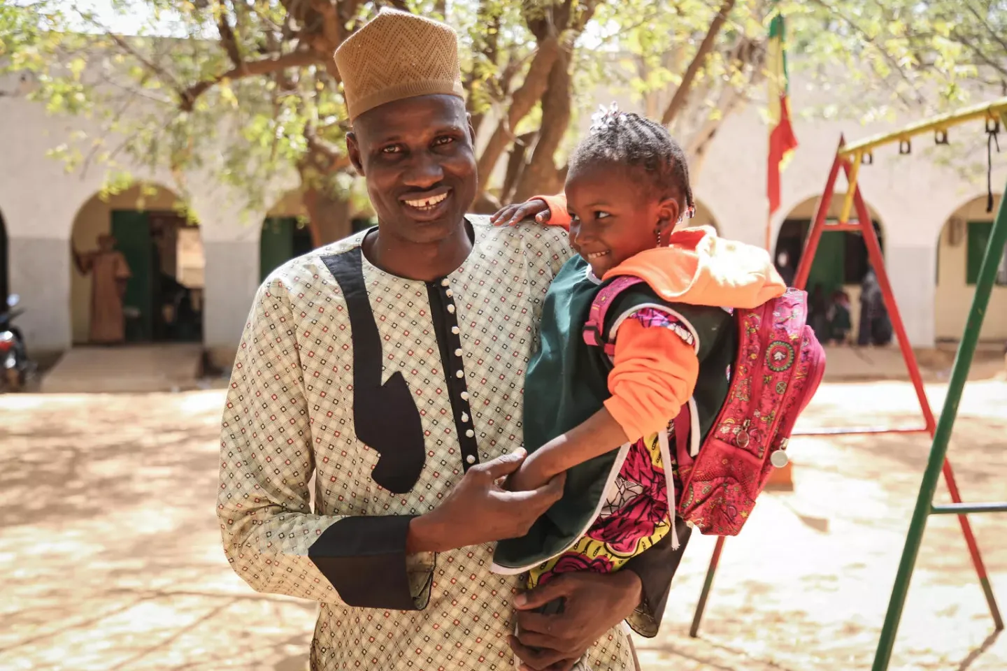 portrait de Mamadou Tounkara avec sa fillette de 3 ans Fanta Tounkara dans la cour du jardin d'enfants les poupons situ&eacute; dans la r&eacute;gion de S&eacute;gou.