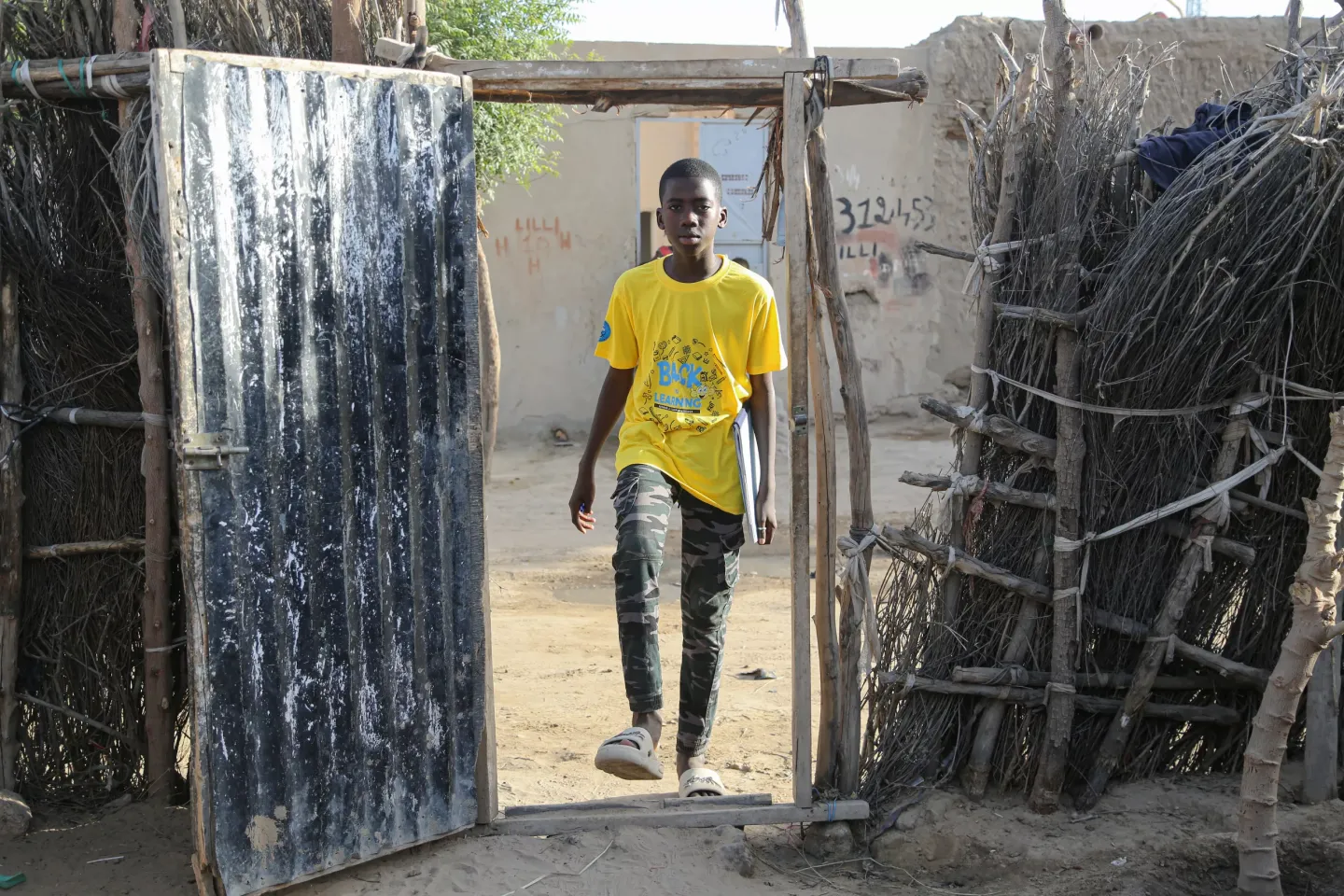 Abdoul Aziz, 16 ans et jeune ambassadeur de la rentr&eacute;e scolaire 2024-2025, fait du porte-&agrave;-porte dans le quartier d&lsquo;Hama Bangou &agrave; Tombouctou. Son objectif est de sensibiliser les parents et de les encourager &agrave; inscrire leurs enfants &agrave; l'&eacute;cole.   Abdoul Aziz, a 16-year-old youth ambassador for the 2024-2025 school year, is conducting door-to-door outreach in the Hama Bangou neighborhood of Timbuktu. His aim is to raise awareness among parents and motivate them to enroll their children in school. 