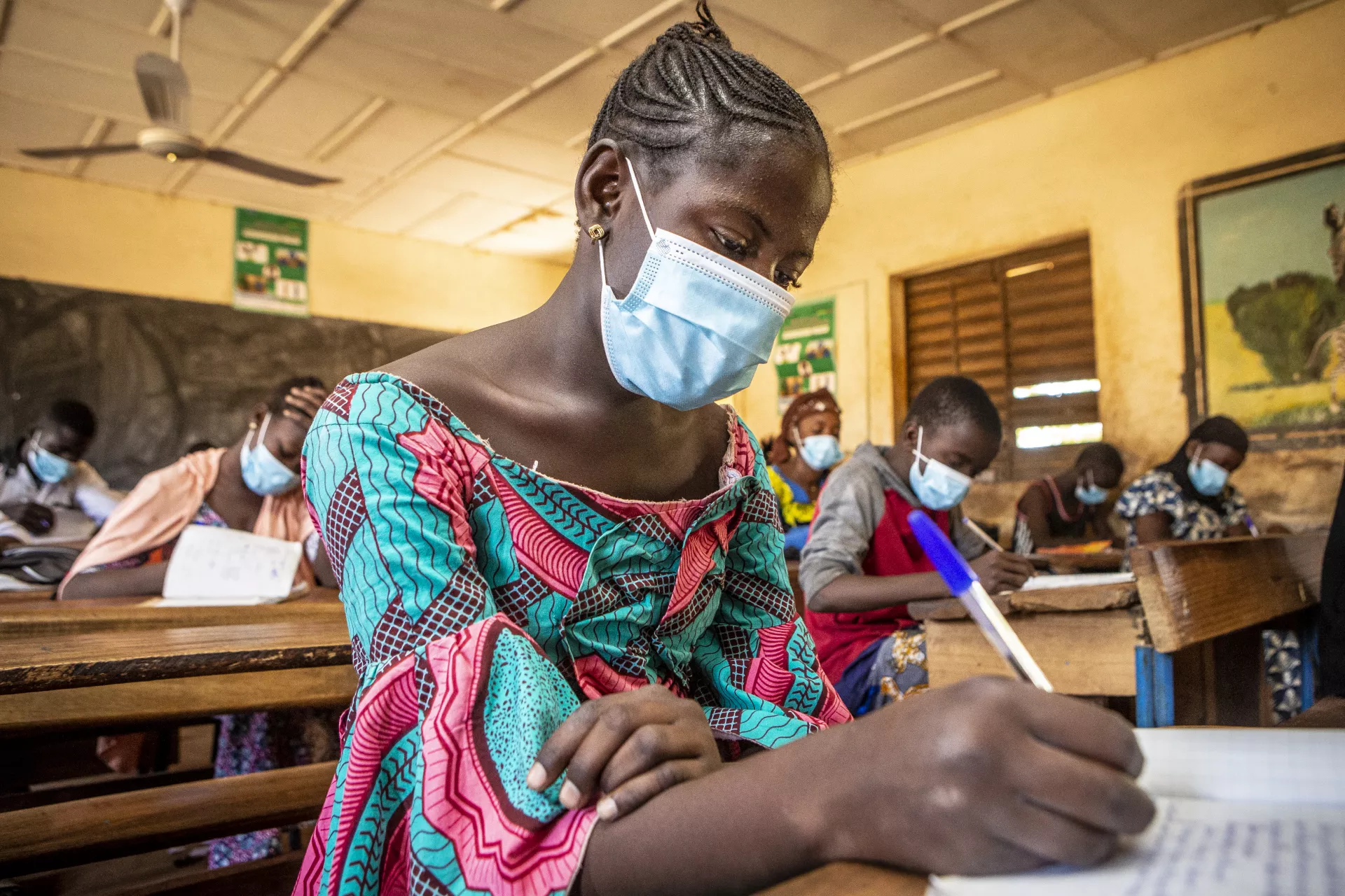 Aichata Togo 15 ans en salle de classe lors des examens du DEF. Le respect des mesures barri&egrave;res notamment le port du masque est obligatoire. Grace au soutien de l&rsquo;UNICEF et de ses partenaires, les enfants ont pu retrouver le chemin de l&rsquo;&eacute;cole pour passer leurs examens de fin d&rsquo;ann&eacute;e ou poursuivre le programme scolaire 2019-2020 dans des conditions respectant les mesures barri&egrave;res. En effet, avec l&rsquo;appui de l&rsquo;UNICEF et de ses partenaires, le Minist&egrave;re de l&rsquo;&Eacute;ducation Nationale a pu fournir les dispositifs