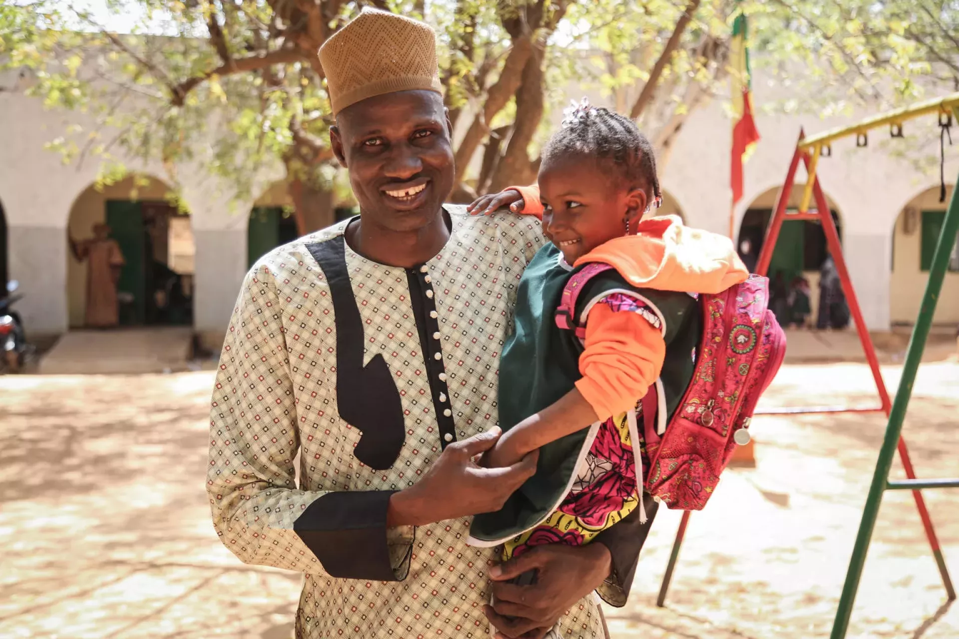 portrait de Mamadou Tounkara avec sa fillette de 3 ans Fanta Tounkara dans la cour du jardin d'enfants les poupons situ&eacute; dans la r&eacute;gion de S&eacute;gou.