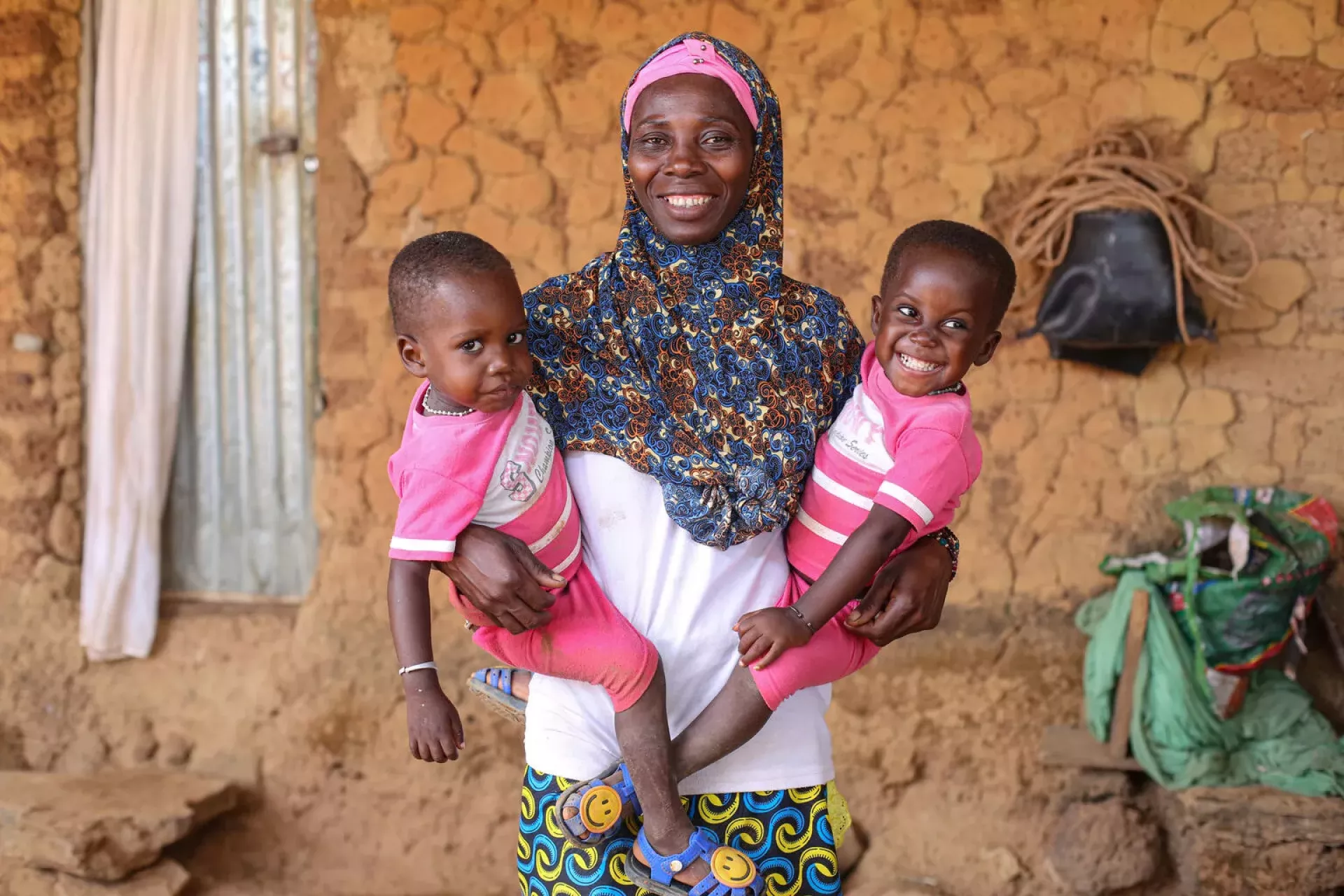 Les jumeaux Alassane et Sin&egrave; Berth&eacute;, 2 ans, avec leur maman Hawa.